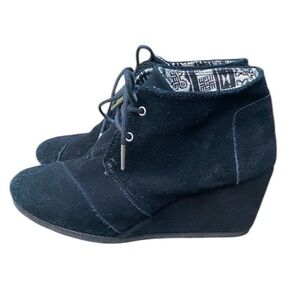 Toms Women’s W7.5 Black Suede Wedge Boots Booties Ankle Lace Up.